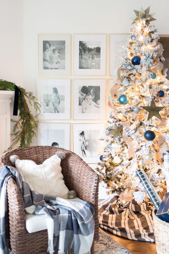 idée sapin de noel original aux branches enneigées avec ornements en bleu et or, décoration murale avec cadres photos