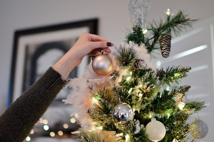 Sapin de Noël décoré joliment avec guirlandes et boules, photo joyeux noel, joyeux noel image de beauté