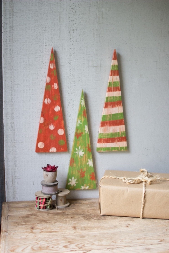 déco minimaliste pour Noël à réaliser soi-même avec morceaux de bois et peinture, idée sapin de noel en bois DIY