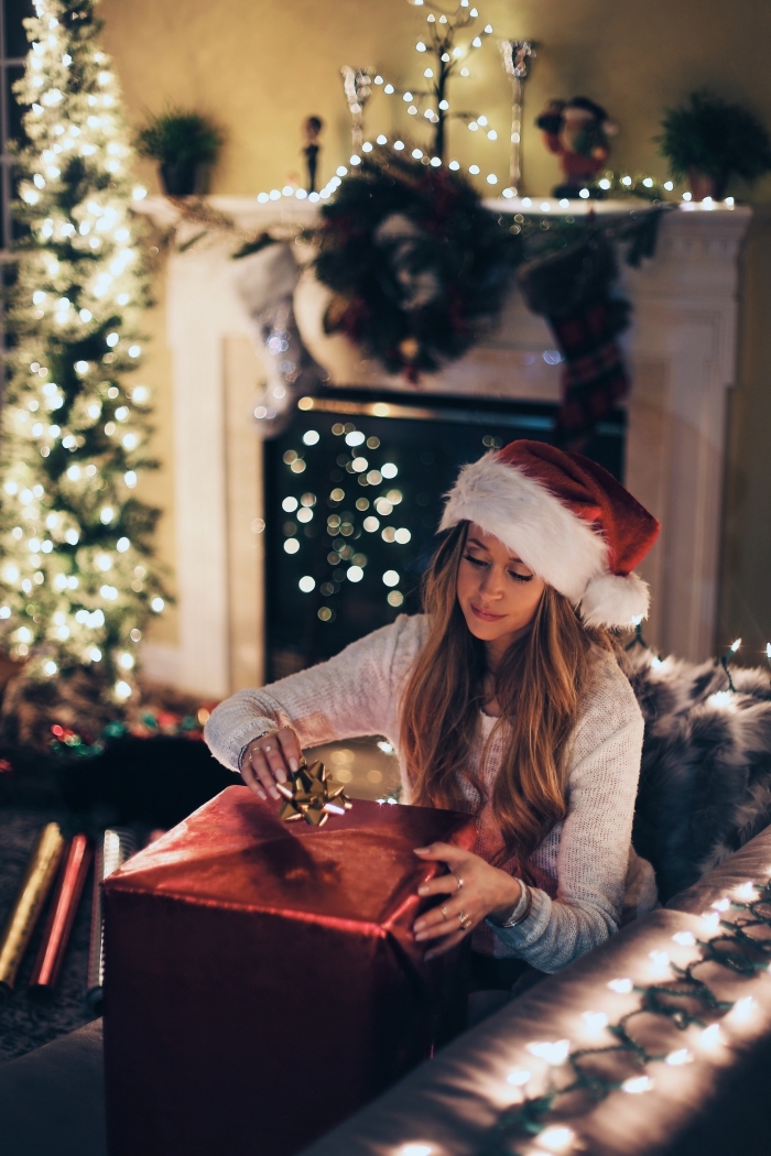 photo pour verrouillage d'écran smartphone sur thème de Noël, image joyeux noel avec une fille dans un salon décoré lumineux