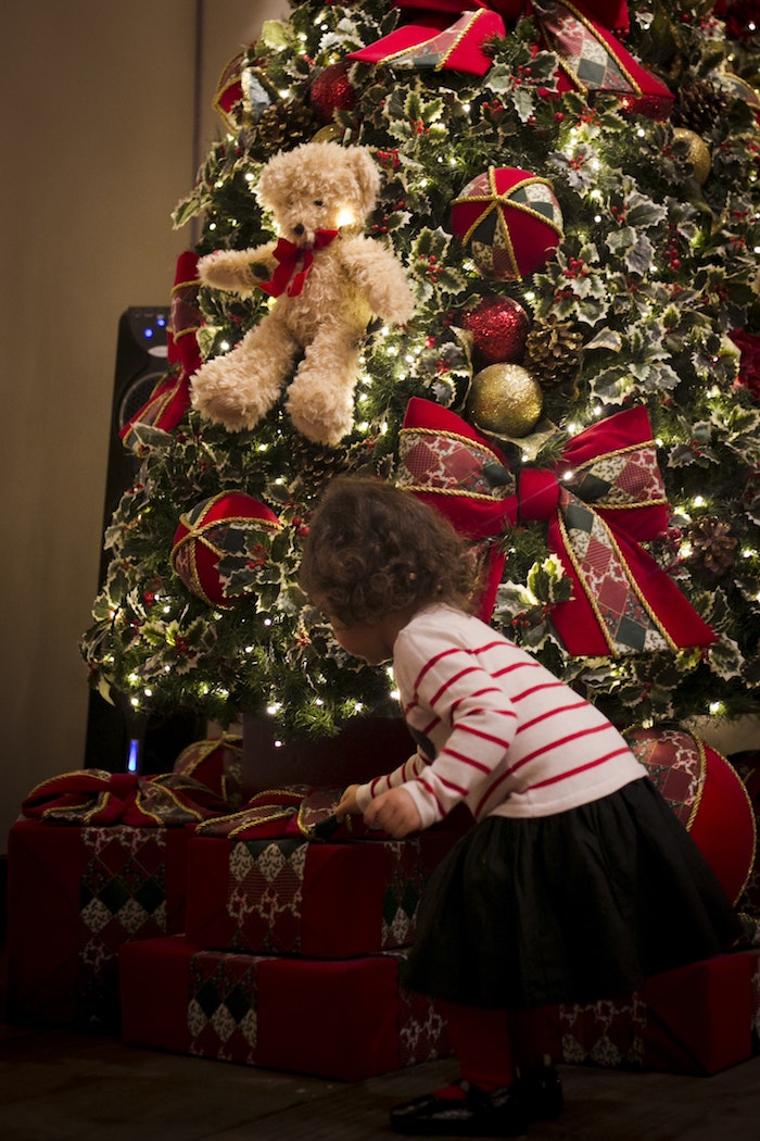 Sapin de Noël décoré joliment, enfant qui veut ouvrir les cadeaux, image pere noel, la fête de noël image stylé