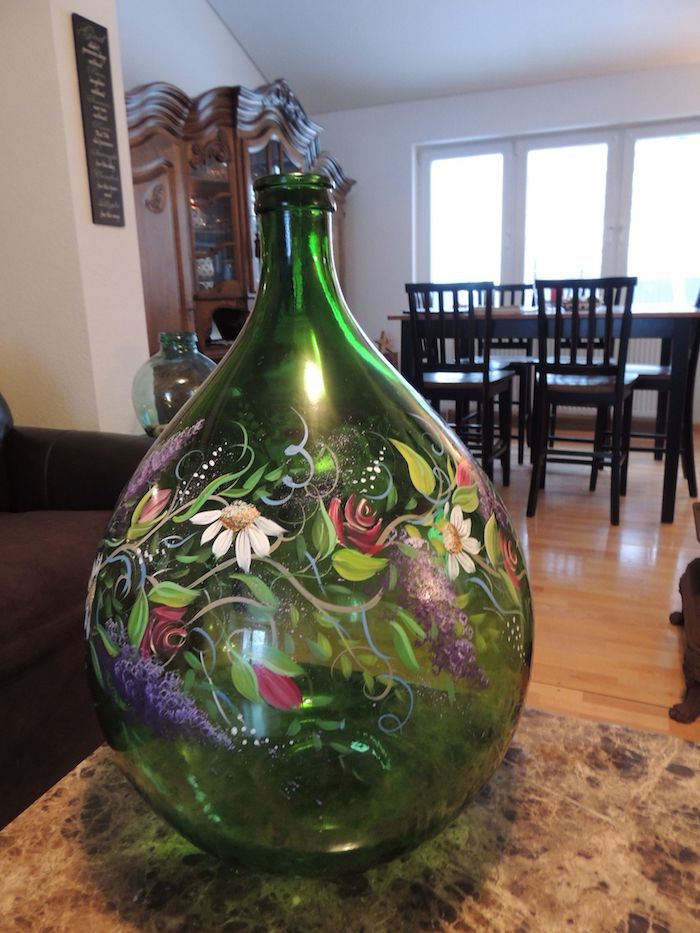 Verte bouteille décoré avec fleurs en peinture pour verre, deco dame jeanne, composition pour grosse boteille en verre vert