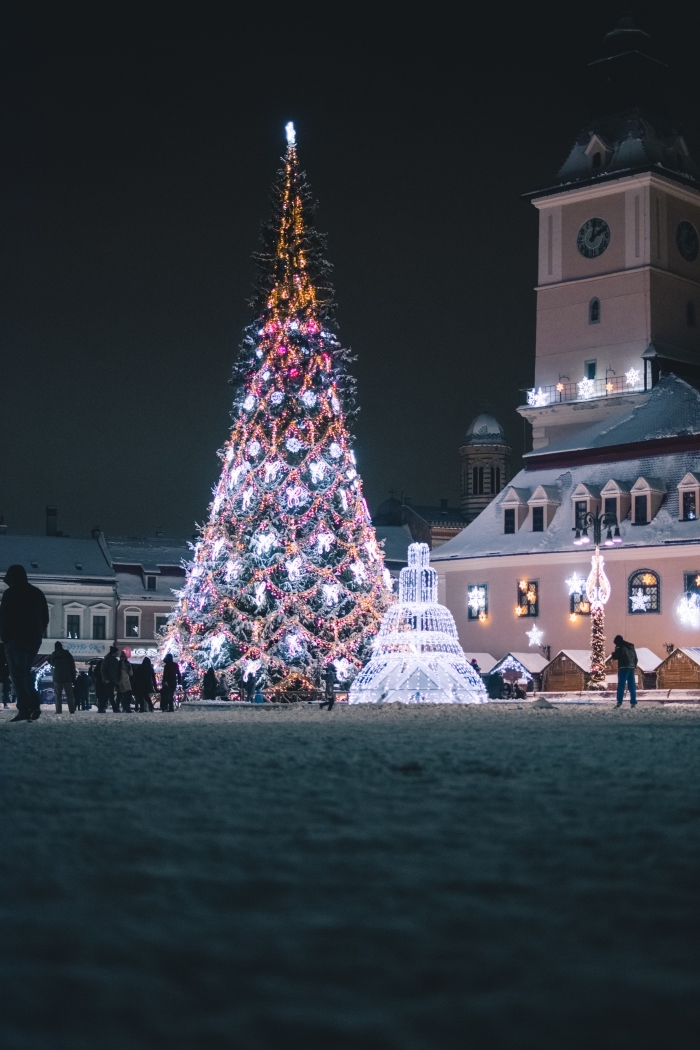 photo joyeux noel pour fond d'écran smartphone, photographie décoration de Noël extérieure avec gros sapin lumineux