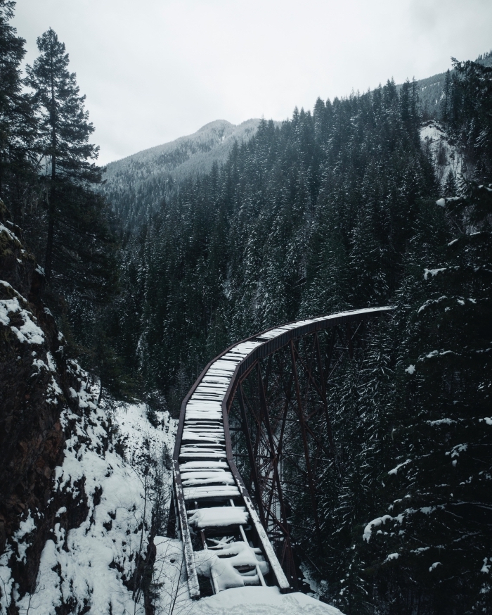image noel 2019 pour wallpaper iphone, photo blanc et noir avec paysage hiver, photographie montagne enneigé