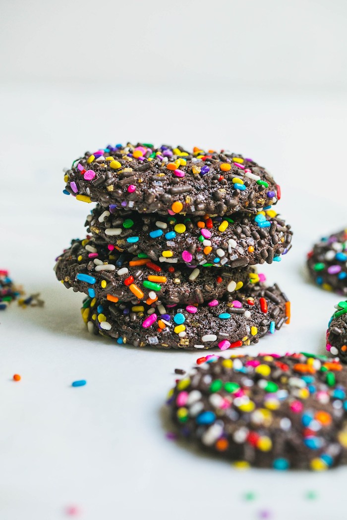 cookies chocolat cacao avec decoration colorée de vermicelles de sucre colorés et billes comestibles, recette biscuit noel