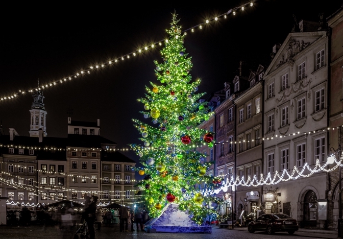 image de joyeux noel pour wallpaper ordinateur, photo décoration de Noël festive dans une ville avec gros sapin lumineux