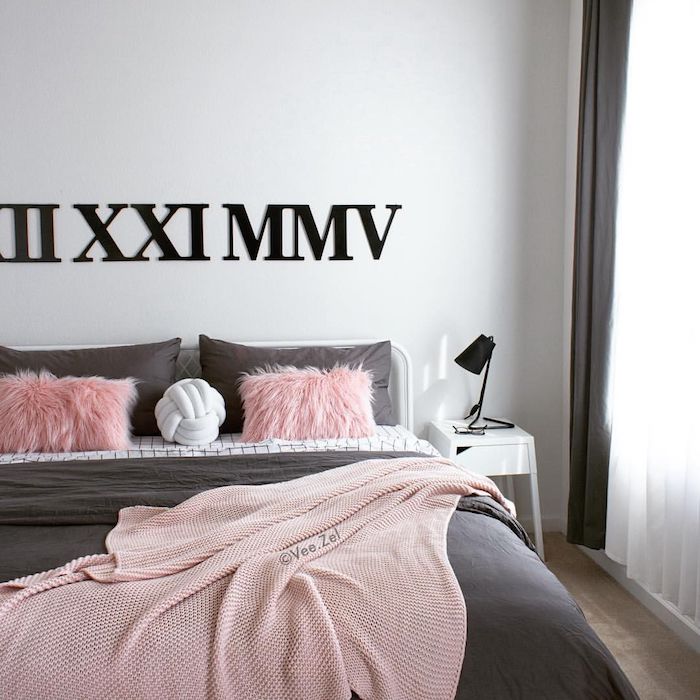 Rose et gris foncé, comment décorer sa chambre à coucher, couleur gris perle et rose, association de couleur avec le gris