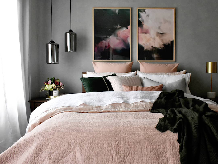 Peinture diptyque abstrait gris et rose, couverture rose claire, couleur taupe, classique association chambre gris et blanc