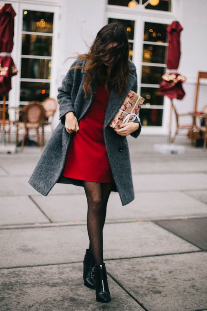 Rouge robe de reveillon, porter une manteau pardessus, gris et rouge association, que devrais-je porter pour une séance photo de Noël, femme avec cadeau emballé