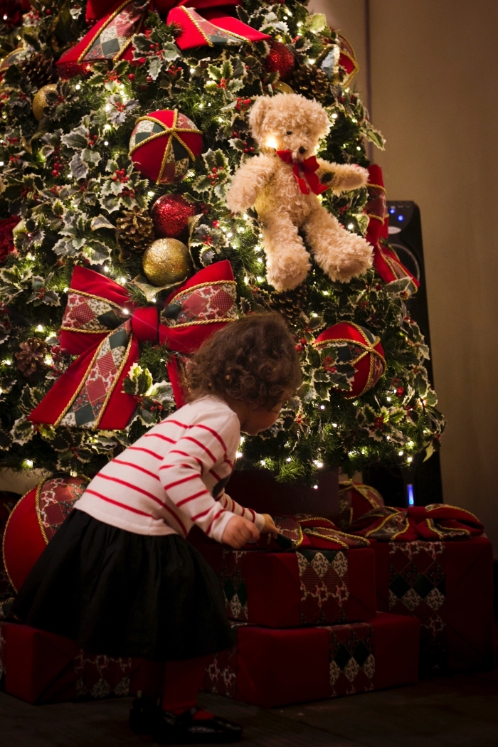 image joyeuses fêtes pour fond d'écran portable, photo de petite fille devant un gros sapin décoré en vert rouge