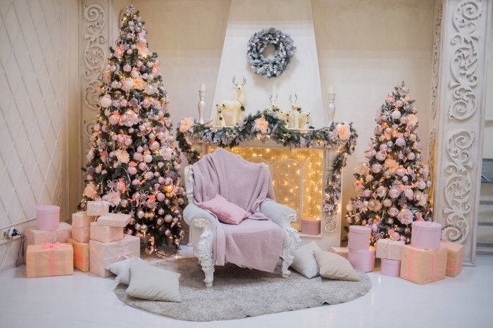 idée comment décorer une pièce féminine pour noël avec gros arbre de Noël, petit sapin décoré en rose et corail