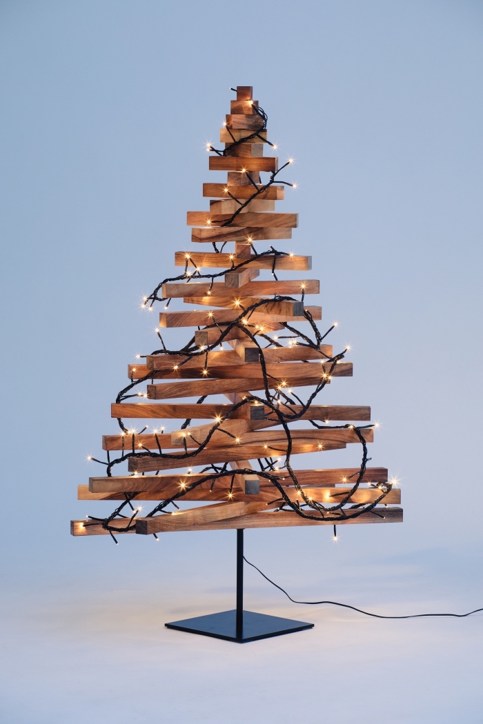 deco de noel en bois facile à réaliser soi-même, construction arbre de Noël en planches de bois foncé et décoré avec lampes led