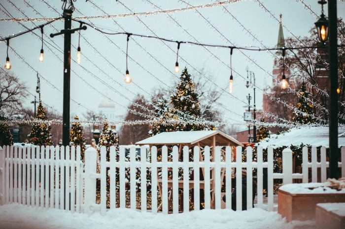 image de joyeux noel pour fond d'écran ordinateur, photo de décoration de Noël extérieure avec guirlandes lumineuses