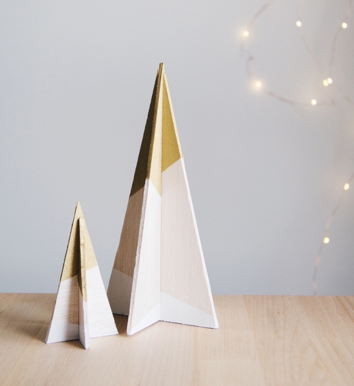 réaliser une jolie décoration Noël d'esprit minimaliste avec morceaux de bois, modèle de sapin de noel original 