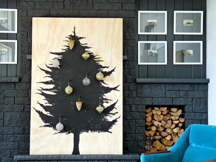 deco de noel a faire soi meme, modèle de tableau décoratif en bois avec peinture arbre de Noël en noir et décoration en boules or et argent