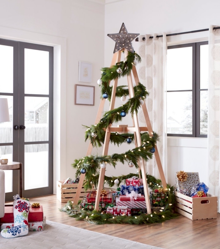 modèle de gros sapin de noel en bois fait main, idée comment décorer un arbre de Noël de style minimaliste avec guirlande verte