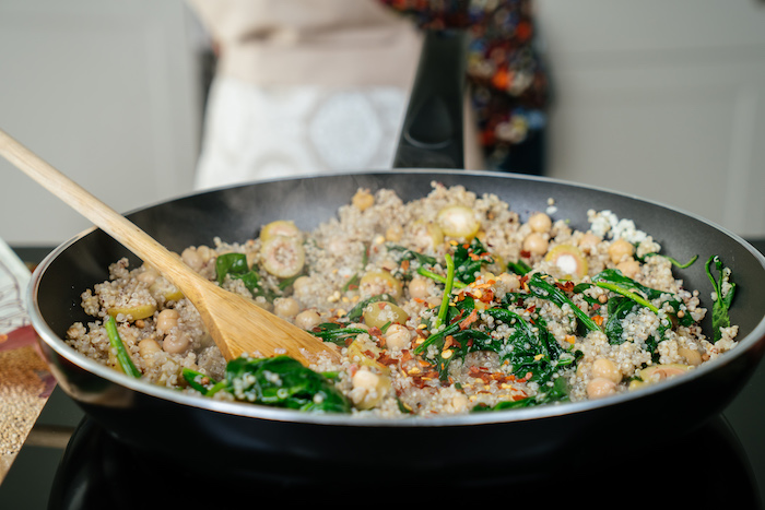 on mange quoi ce soir, idee de plat équilibré à la quinoa, pois chiches, épinards avec des flocons de piment