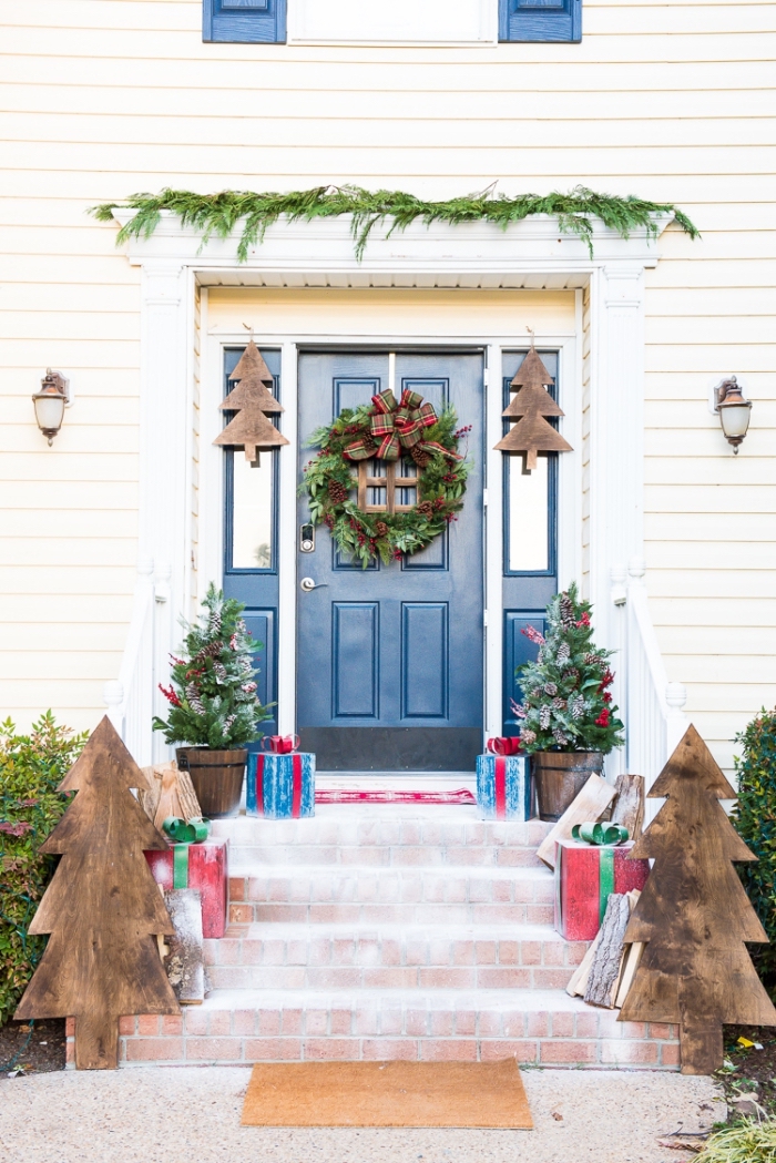 exemple comment décorer l'espace devant la maison pour la fête de Noël avec sapin de noel original fait en bois
