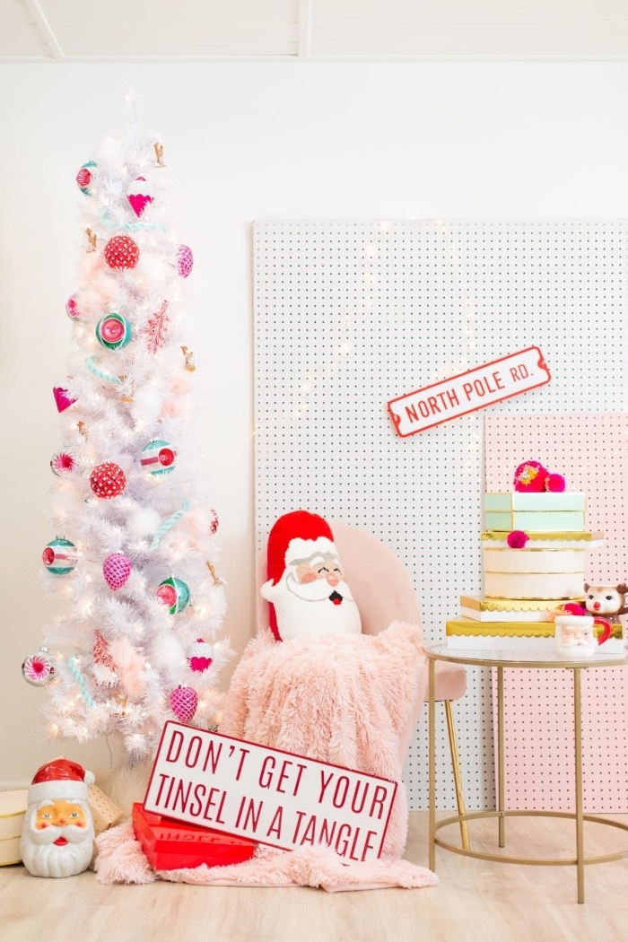 idée decoration sapin de noel amusante pour une chambre d'enfant, modèle d'arbre de Noël artificiel avec figurines mignonnes