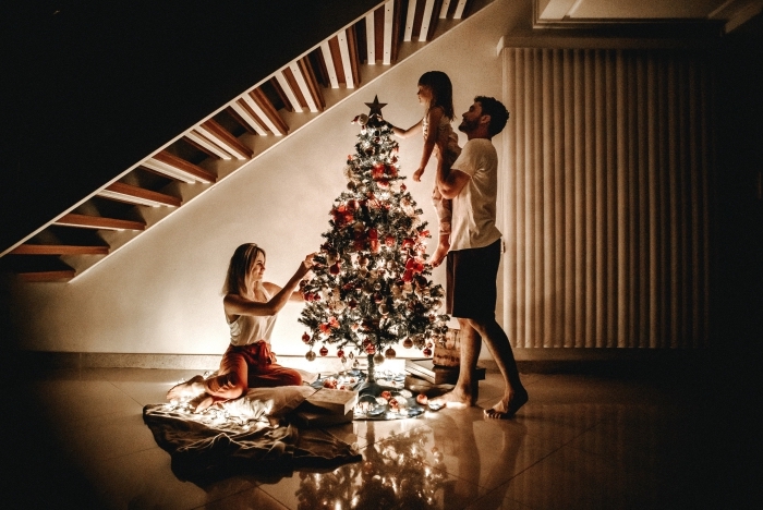 idée photo en famille pour Noël, exemple de décoration sapin de noel tendance traditionnelle avec ornements rouge et or