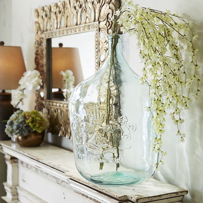 Branches à fleurs blanches, idée originale deco vases, déco à faire avec vase dame jeanne transparente 
