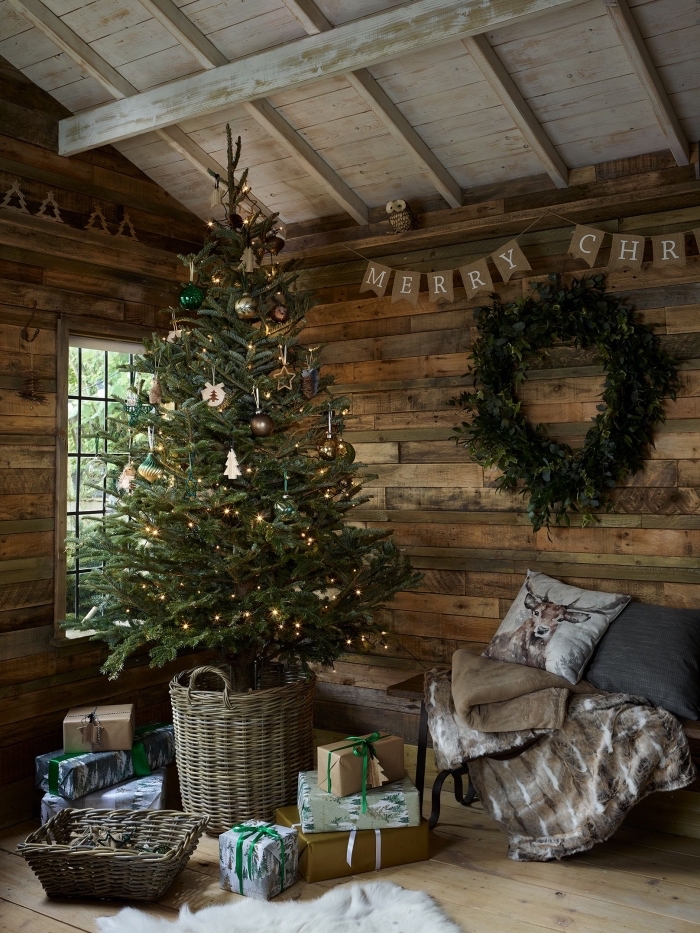 exemple de deco noel nature avec un arbre de Noël nature, design intérieur cocooning dans une pièce rustique en bois