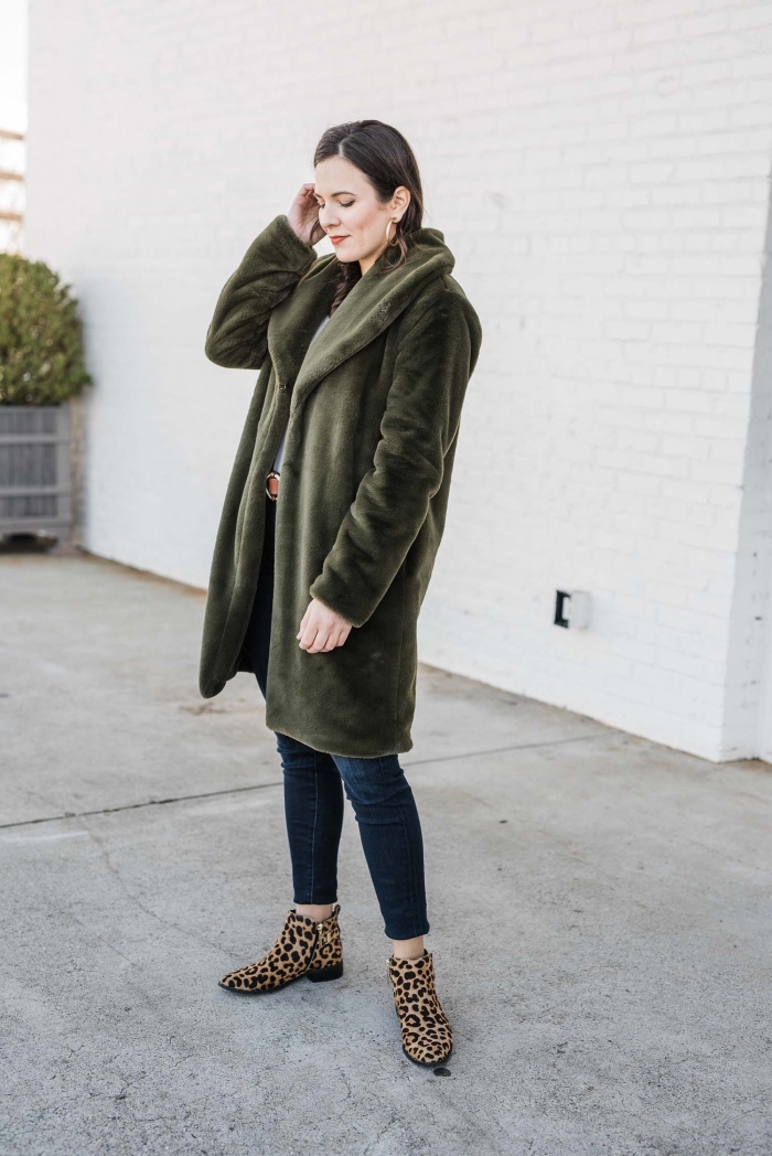 look tendance hiver 2020 femme, idée tenue chic avec jeans foncés et manteau oversize de couleur vert foncé
