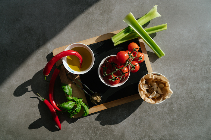 ingredients necessaires pour faire une soupe de tomate avec tomates, celeri et oignon jaune, recette soupe comme entrée facile et rapide