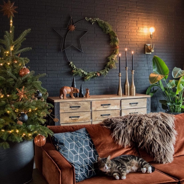 deco sapin noel naturel avec ornements cuivrés et châine led, design intérieur de styles industriel et rustique dans un salon cozy avec déco Noël naturelle