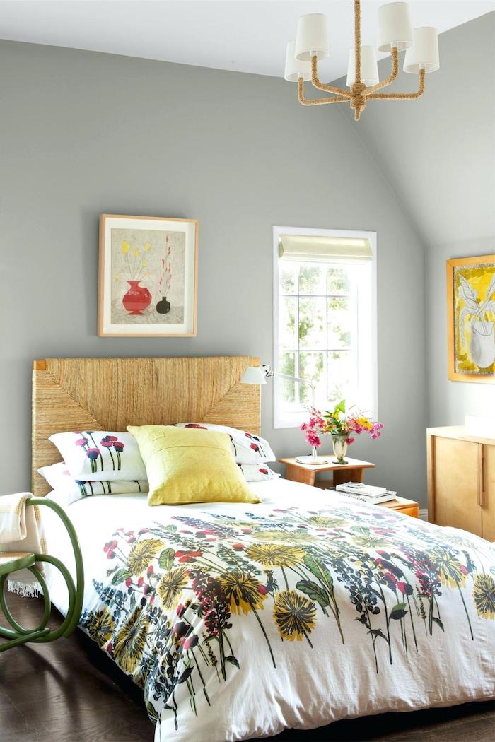 Jaune coussin sur le lit, couverture fleurs d'été, peinture murale grise, chambre grise, est-ce que le gris est une couleur