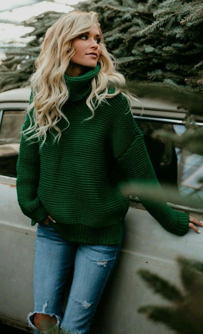 mode hiver 2019 femme, look casual chic d'hiver en jeans déchirés et pull oversize femme de couleur vert foncé