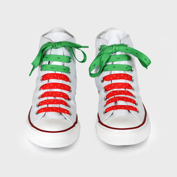 Converse blanche personnalisé à l'aide de lacets en rouge et vert pour ressembler à pastèque, avoir du style avec des chaussures peintes diy
