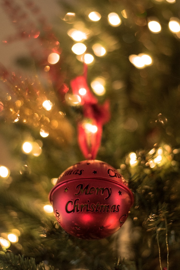 Boule rouge photo joyeux noel, image joyeux noel 2019 sur l'arbre de noel décoré guirlandes lumineuses 