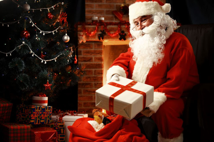 Le père Noël avec un cadeau emballé en papier blanche avec ruban rouge, joyeux noel voeux et image joyeux noel 2019 cool idée