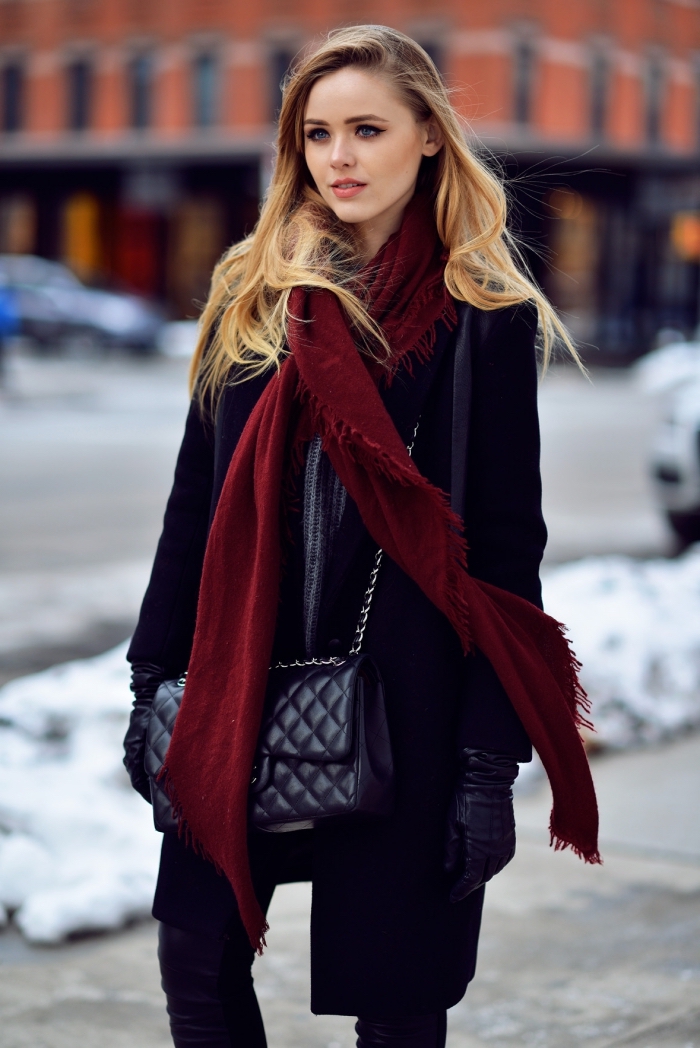 idée vetement femme tendance de couleur bordeaux, vision chic d'hiver en manteau et pantalon noirs avec écharpe burgundy