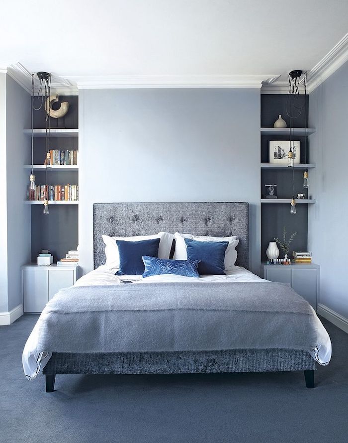 Bleu claire et gris pour le lit capitonné, étagères dans le mur, chambre gris et blanc, idée déco pour la chambre à coucher