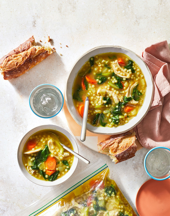 recette facile pour le soir, idée comment faire une soupe au poulet couscous, épinards, carottes facile et rapide