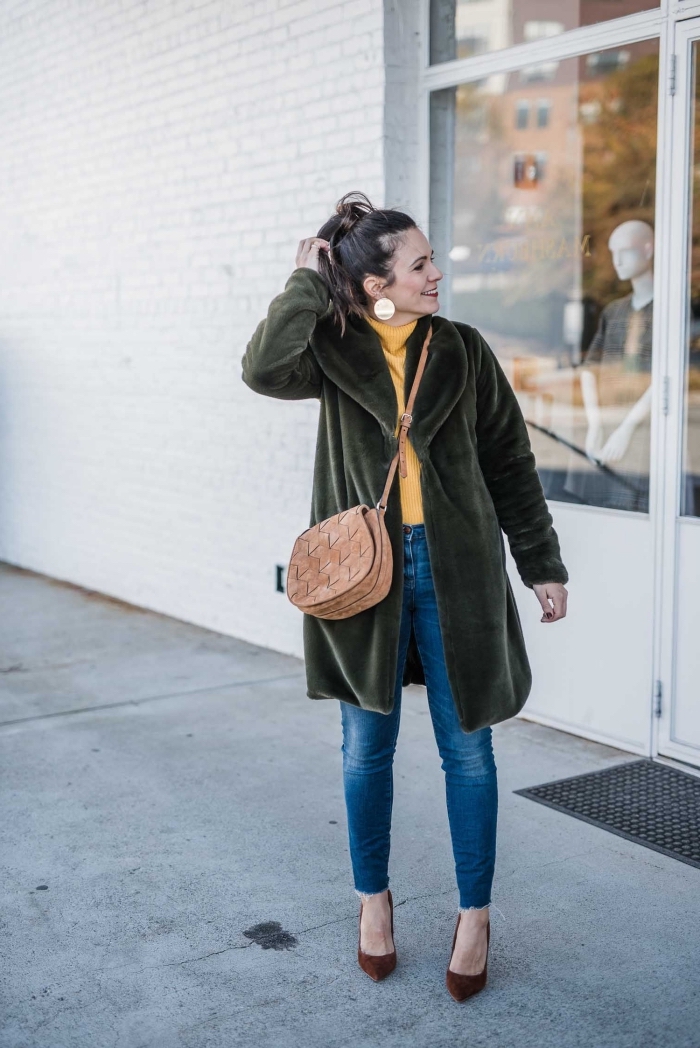 vêtement tendance hiver 2020 femme, look casual chic en jeans et pull couleur cheddar avec manteau vert forestier