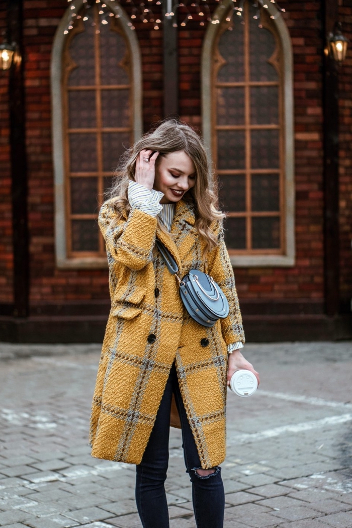 vetement femme tendance, idée comment bien s'habiller en hiver avec un manteau de nuance jaune foncé et jeans foncés