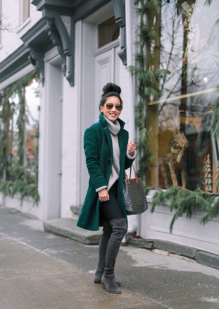 quelle couleur pour les vêtements hiver 2019, look casual chic en leggings noirs avec bottes genoux et manteau vert forestier