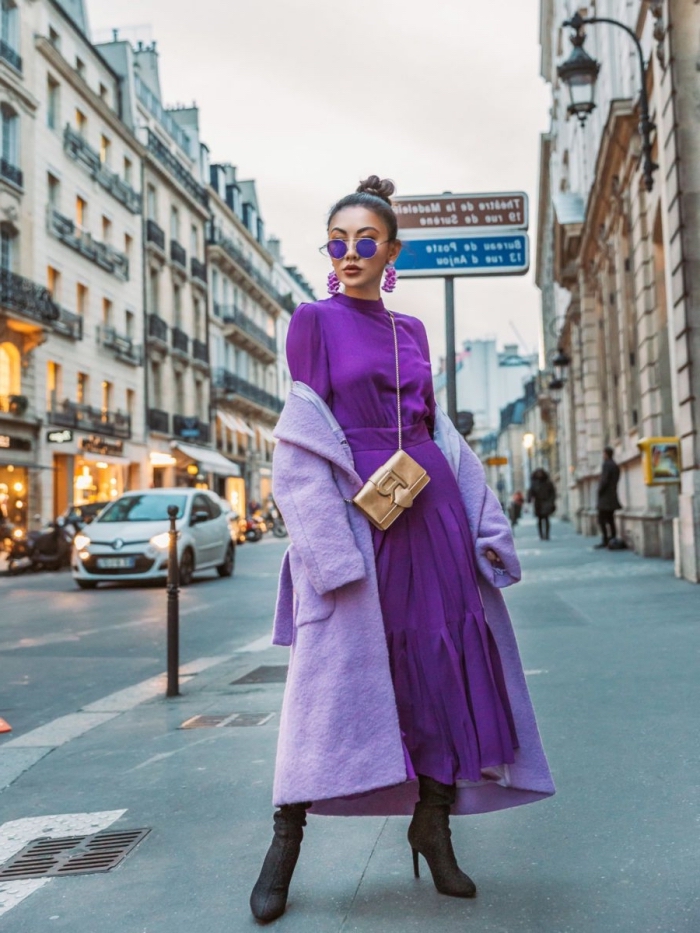look tendance automne-hiver 2019 femme, couleurs de vêtements tendance violet, look total violet avec manteau lavande
