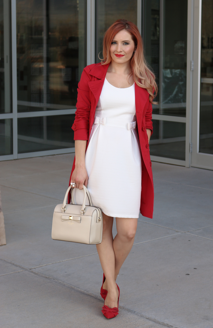 Manteau rouge et robe blanche classique courte, comment s'habiller pour une soirée thématique pour noel