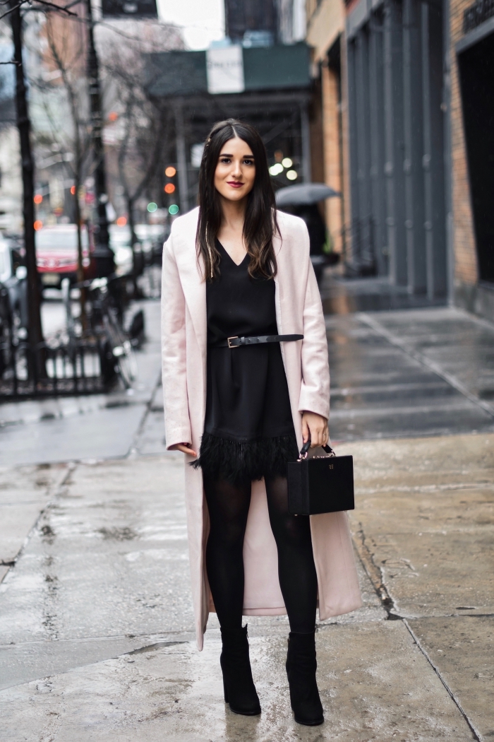 idée comment bien s'habiller pour la fête de Noël, vêtements tendance hiver 2020, look total noir avec manteau rose pastel