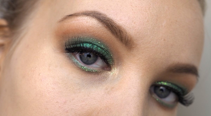 comment réussir son maquillage des yeux pour la fête de Noël avec ombres à paupières de nuances vertes et effet glitter