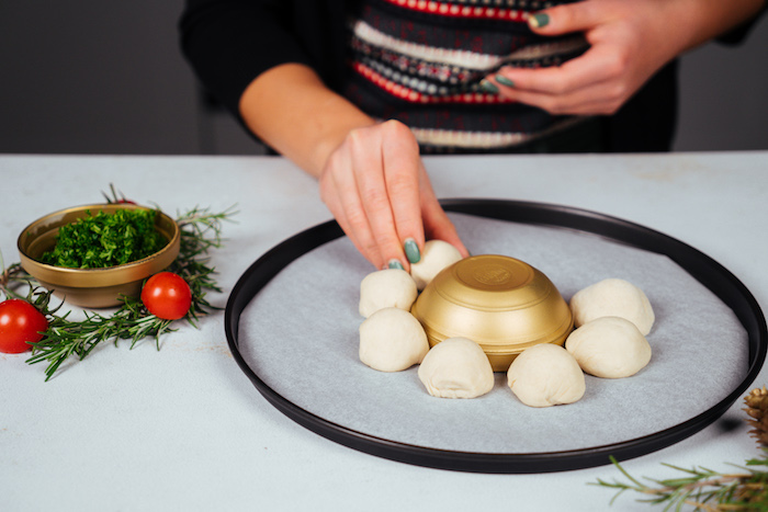 ranger boules de pâte et mozzarella autour d une coupelle dans plaque de four sur du papier cuisson