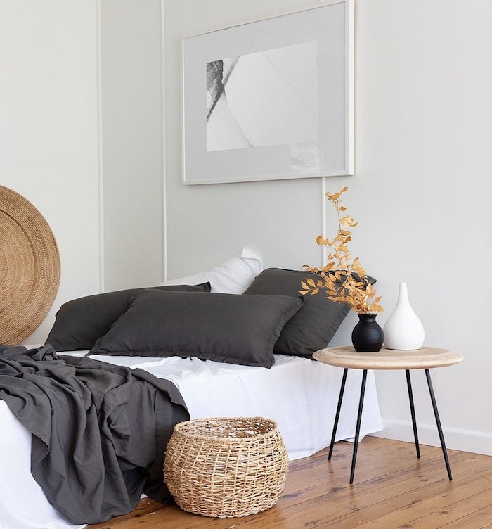 Rotin et pois pour la chambre adulte deco stylée, design d'intérieur gris et rose, blanc et gris couverture de lit, table basse ronde en bois