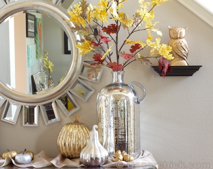 Automne branche feuilles jaunes et rouges, vase dame jeanne argenté, décoration bonbonne dame jeanne, miroir ronde, mur taupe