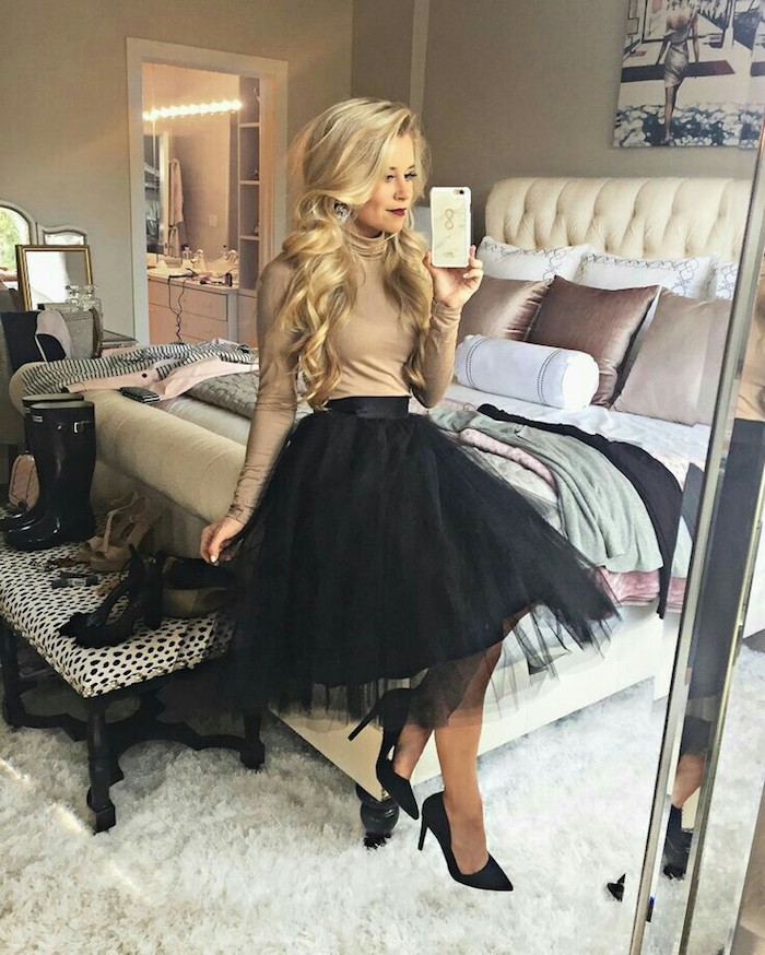 Selfie dans le miroir pour montrer sa tenue deux pieces, blouse col roulé et jupe tulle noire pour tenue noel femme, idée tenue fête de noël femme classe