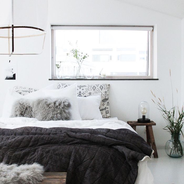 Déco mur blanc, idée chambre à coucher lit bois taupe, quelle couleur associer avec le gris