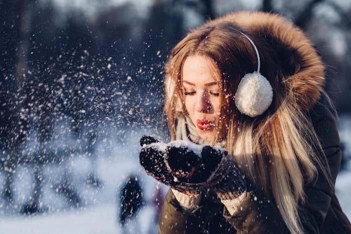 Femme photo dans la neige, hiver belle image de noel, voeux de noel sur carte image festive